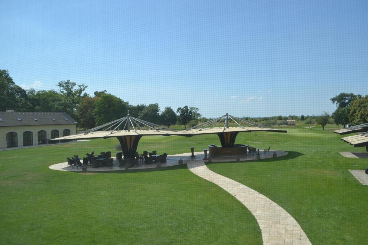 Klaudia'S Hotel & Restaurant At Golf Resort, Bac Samorin Екстер'єр фото
