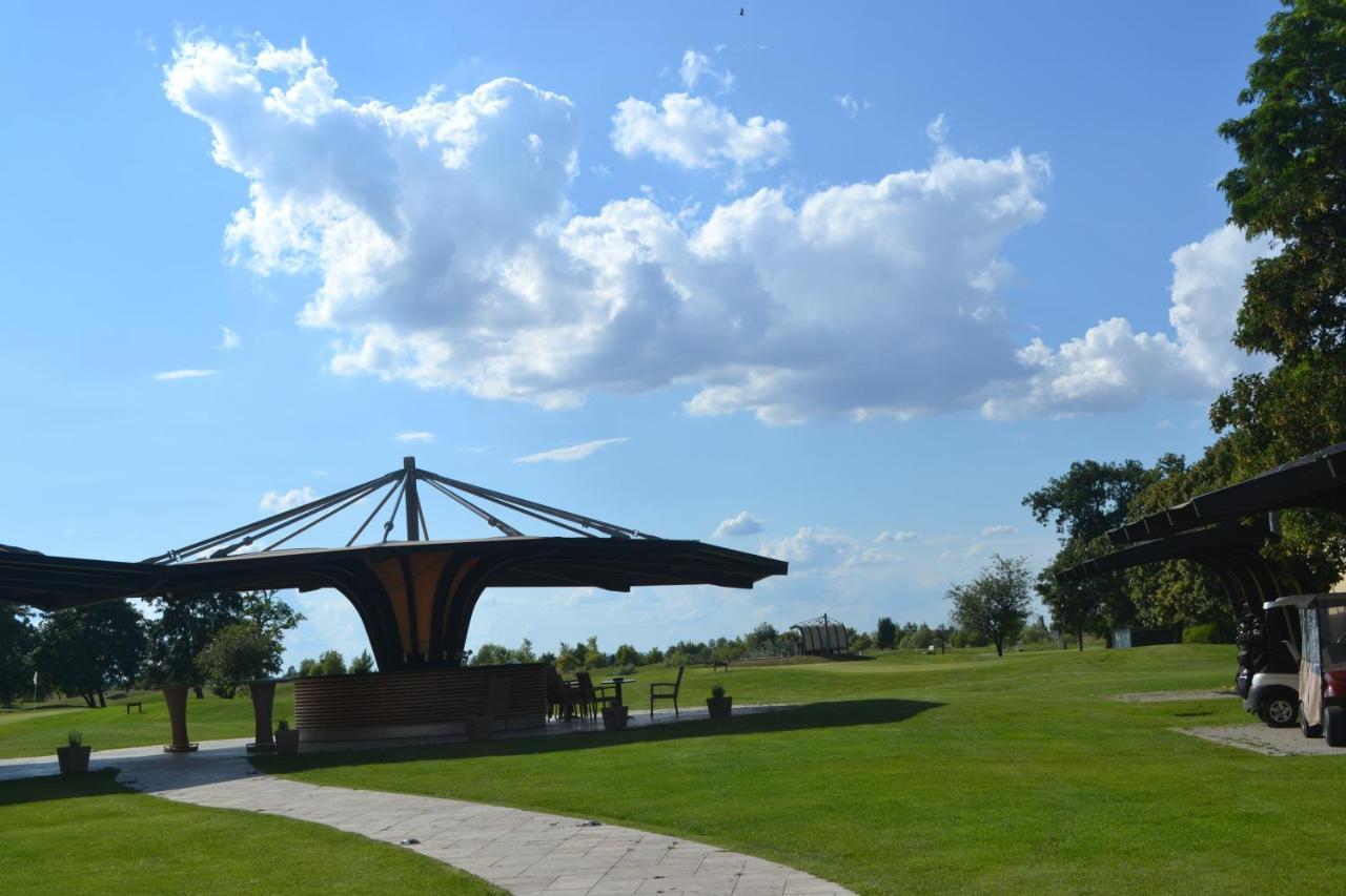 Klaudia'S Hotel & Restaurant At Golf Resort, Bac Samorin Екстер'єр фото