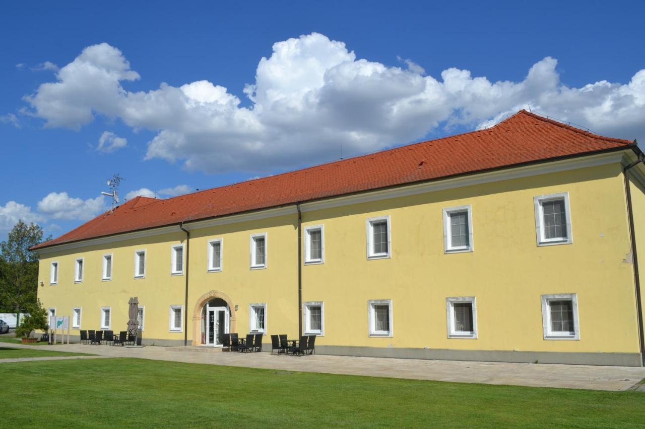 Klaudia'S Hotel & Restaurant At Golf Resort, Bac Samorin Екстер'єр фото