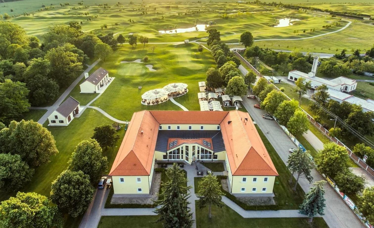 Klaudia'S Hotel & Restaurant At Golf Resort, Bac Samorin Екстер'єр фото